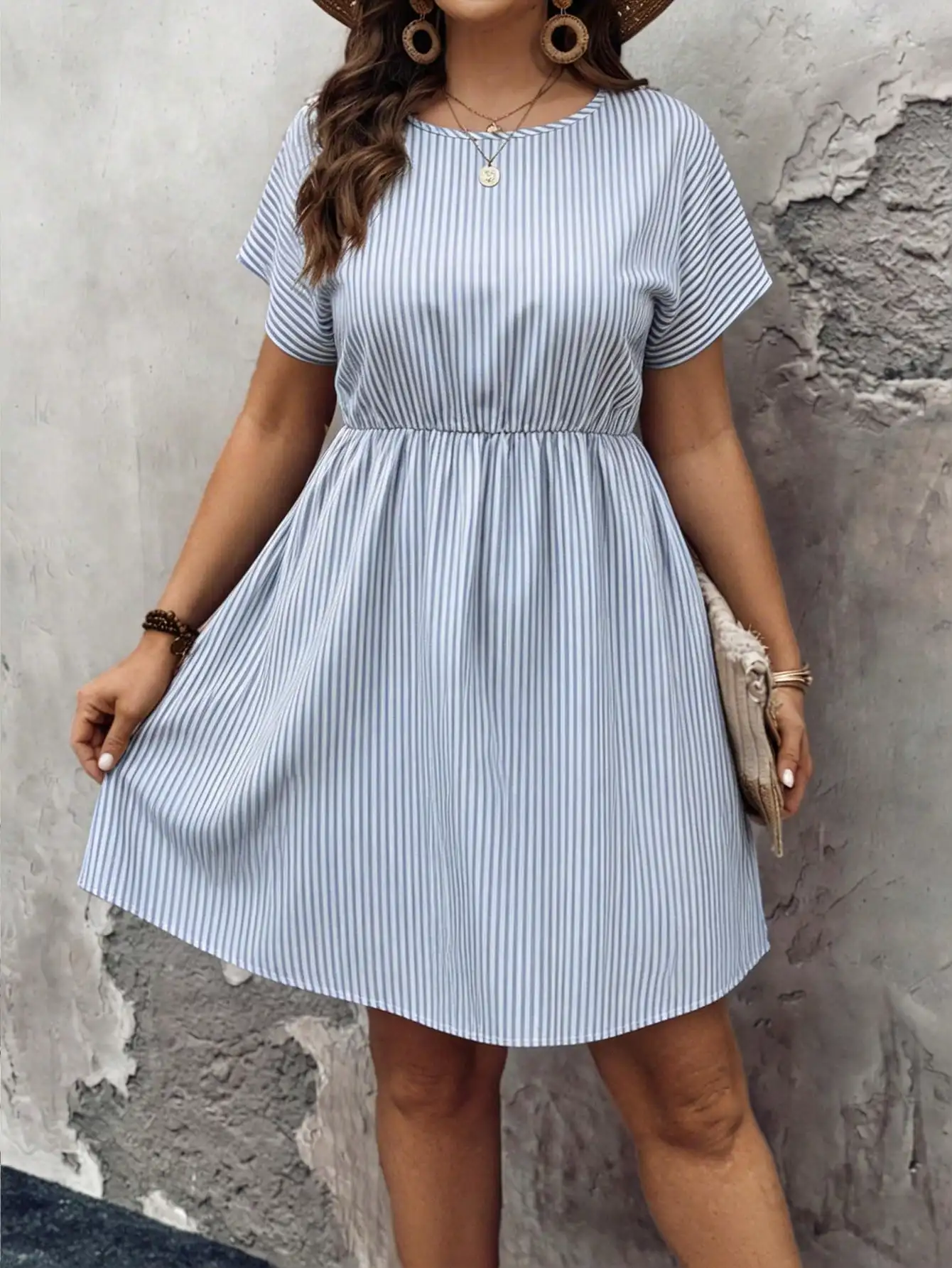 

Повседневное женское мини-платье А-силуэта в полоску с круглым вырезом и короткими рукавами