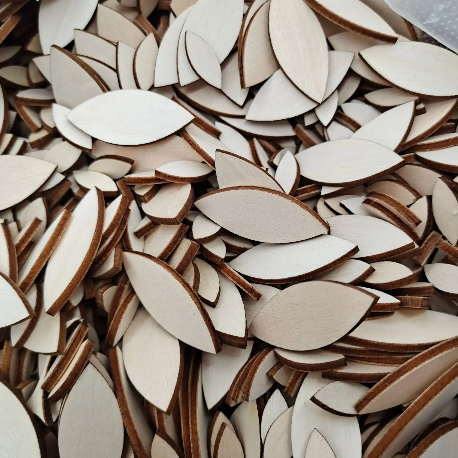 50pcs Unfinished Wood Oval Cutout Natural Rustic Wooden Ellipse Slices Chip Embellishment Gift Tag Board Game Pieces for DIY Art