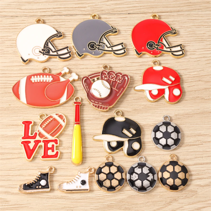 10 Stück niedliche, gemischte Emaille-Anhänger in Form von Sportartikeln, Rugby-Mützen und Fußballschuhen zum Basteln von Schmuck, Ohrringen, Halsketten und für DIY-Bastelprojekte. – Detail 1
