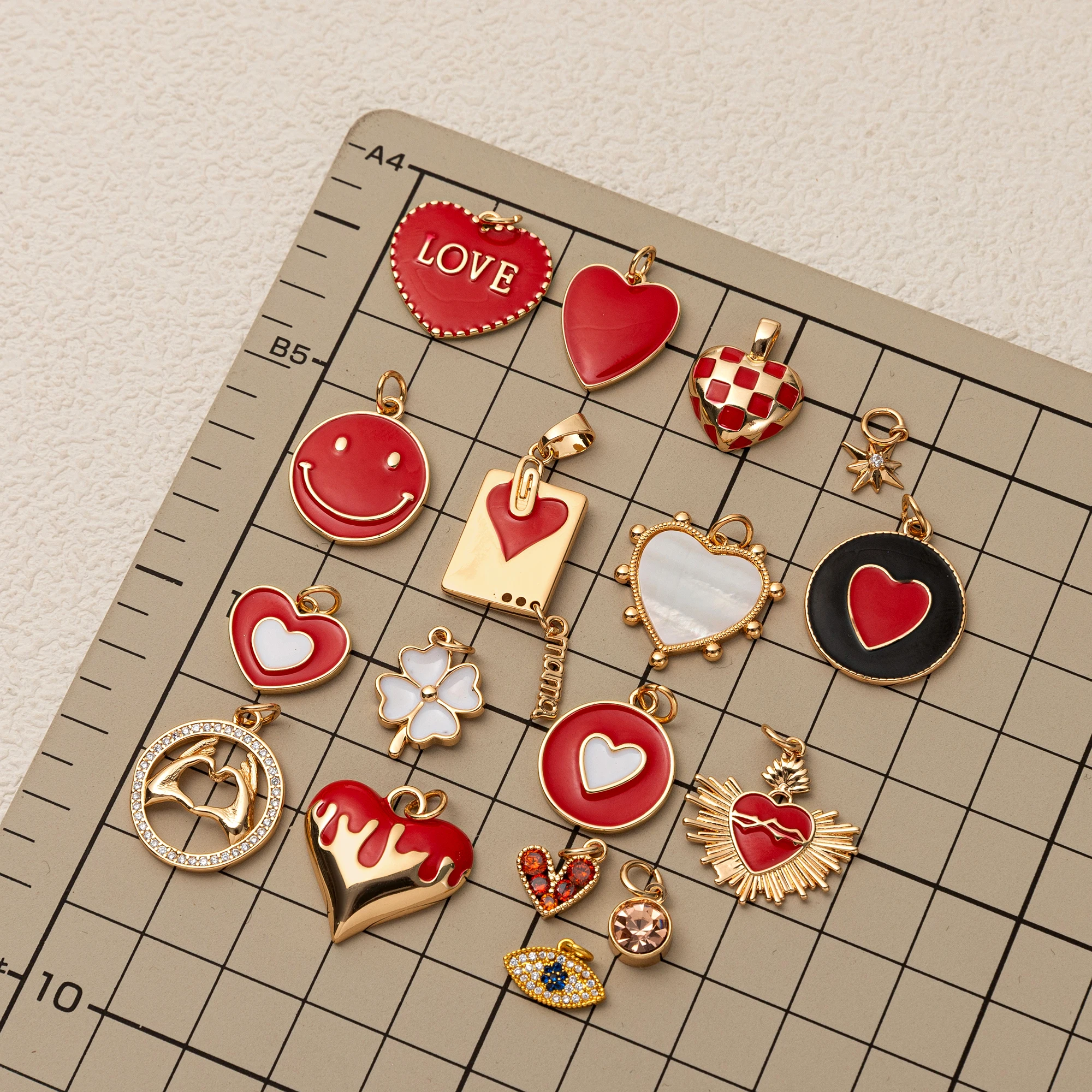 

Fashionable and popular love pendant DIY handmade accessory Devil's Eye pendant gold-plated color preservation