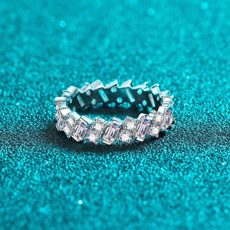 

0.9ct Moissanite S925 Silver Rings for Women Plated Platinum V-Shaped Wedding Diamond Band Lover's Gift Jewelry Wholesale