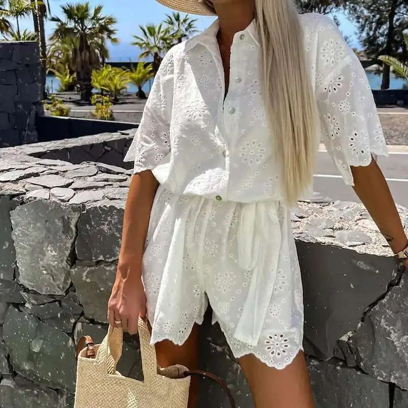 جديد الصيف الأبيض عارضة التلبيب السراويل Playsuits مثير المطرزة جوفاء قميص بذلة السيدات أزياء من الدانتل حتى عطلة رومبير
