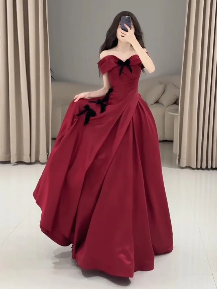 

A wine-red one-shoulder satin irregularly styled adult fashion long dress