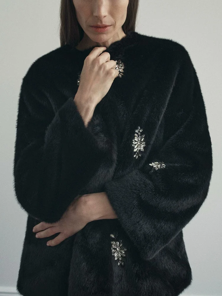 따뜻함과 스타일: 새로운 겨울 여성 자켓 인조 모피 트리밍 긴 소매 다이아몬드 장식 코트 통근 스타일 레귤러 길이