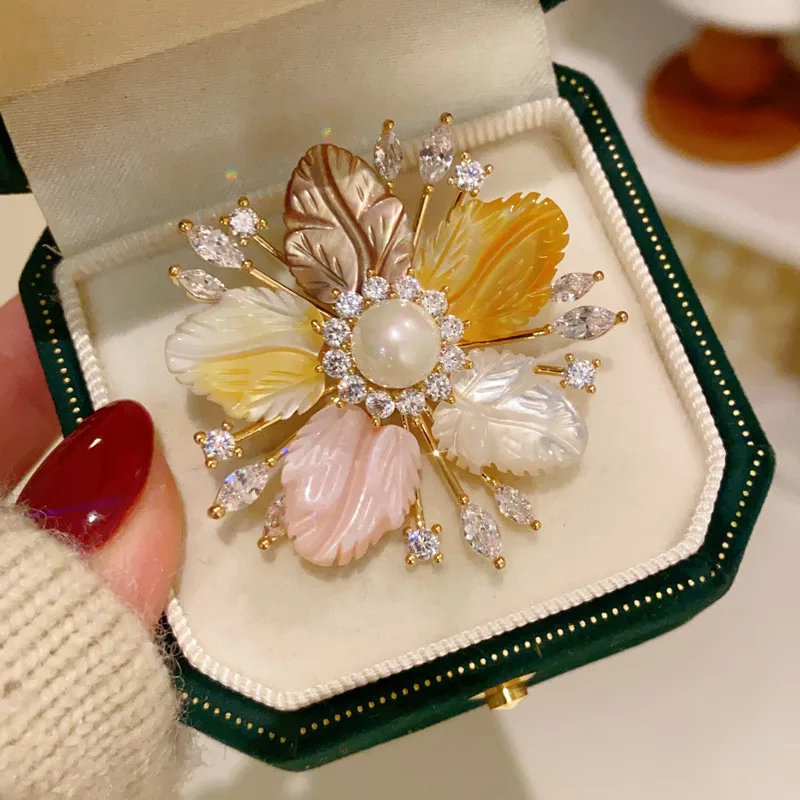 CC Brooches for Women Colorful Natural Shell Flower Shape Suit Pins Imitation Pearl Cheongsam Brooch French Style Corsage B33