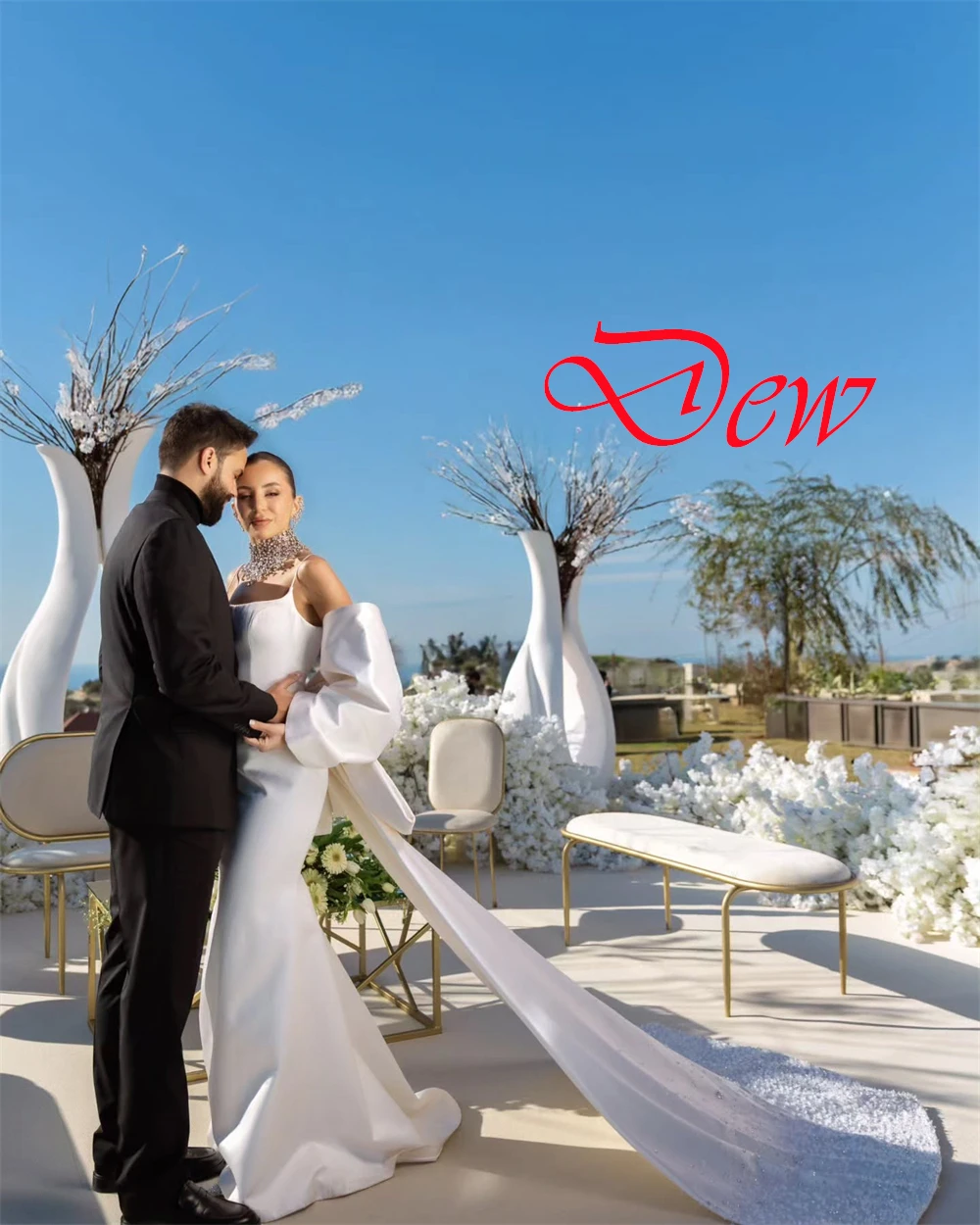 カスタマイズされた高品質ホワイトサテンブライダルドレスシンプルなスクエアカラースパゲッティストラップウェディングドレスチャペルトレインバックレスドレス