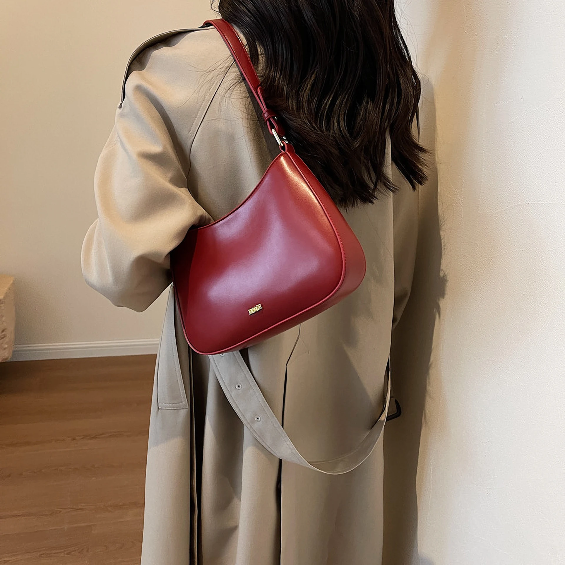 Czerwone torebki na ramię dla kobiet 2026, nowa tekstura, skórzana torba crossbody, luksusowe markowe torebki ślubne dla panny młodej, trendy.