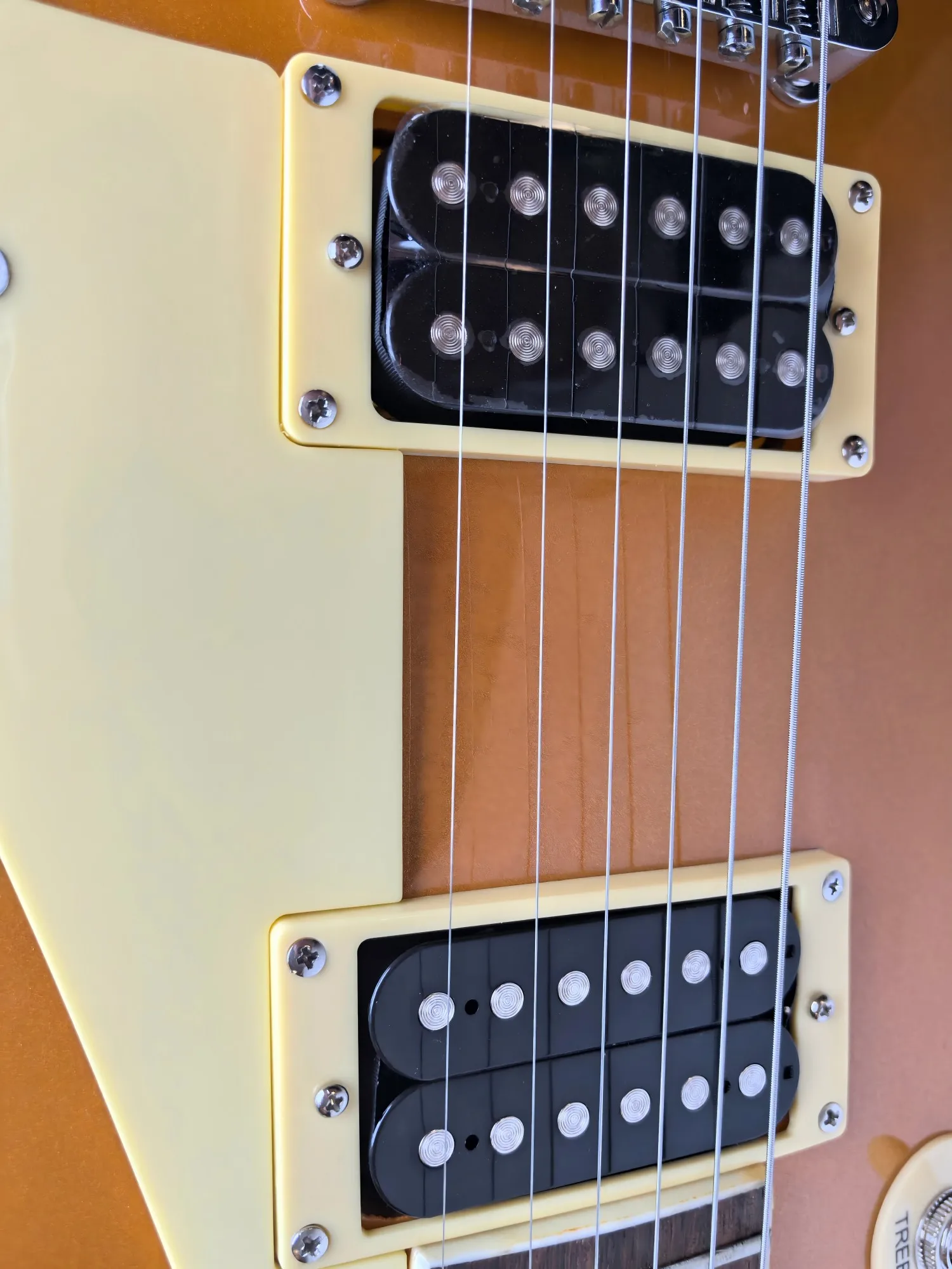 The manufacturer sells directly,  gold Augustan 6 string electric guitar, in stock, stainless steel wire, can becustomized.