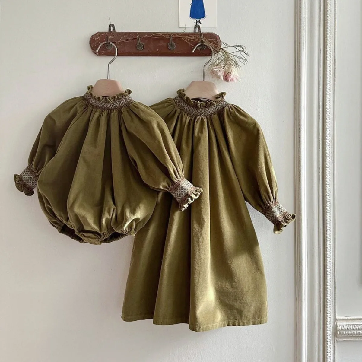 Robe de princesse en velours côtelé rétro pour enfants, vêtements de tempérament pour filles, robe simple décontractée, document solide, mode printemps et automne 2024