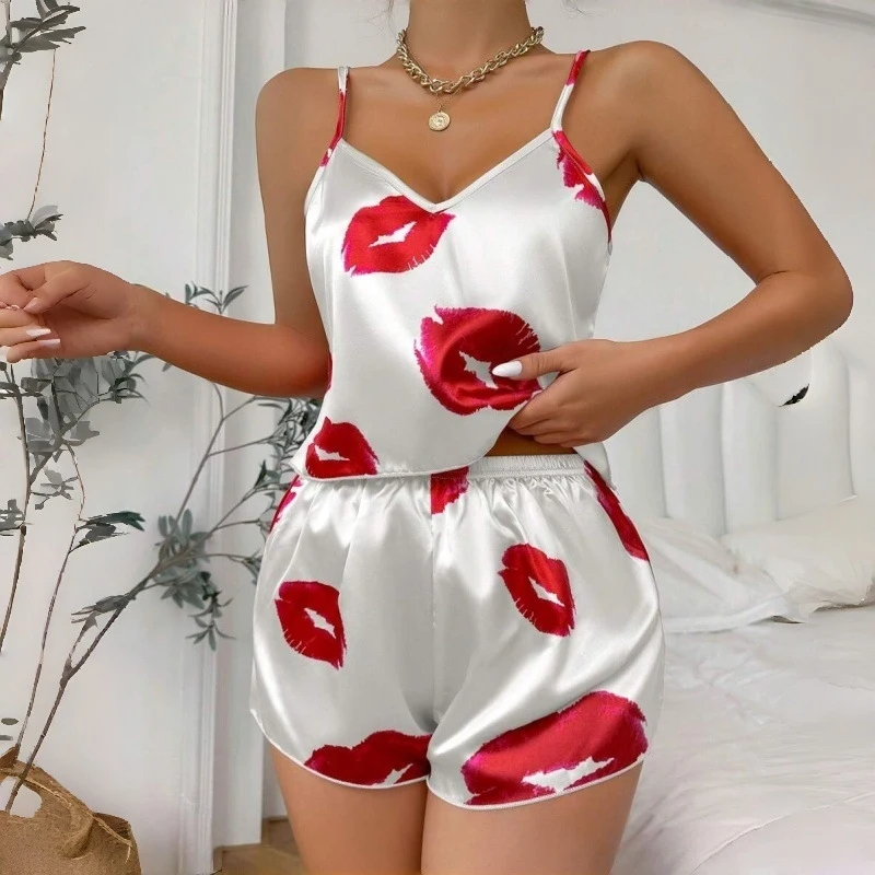 

Женский атласный пижамный комплект с милым принтом в виде сердечек - топ на бретельках с V-образным вырезом и эластичные шорты для комфортного сна и отдыха дома