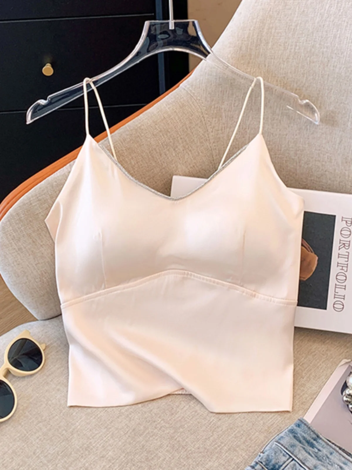 

Новый китайский атласный топ на тонких бретелях для женщин, летняя верхняя одежда, красивый топ-бра 2024 года, новинка, хит продаж, для повседневной носки, облегающий крой