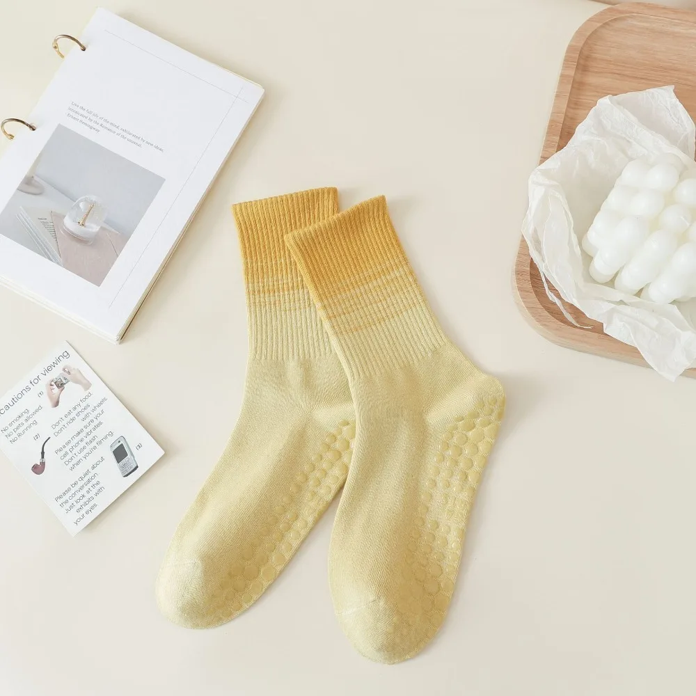 New Non-Slip Yoga Pilates Socks Gradient Color Silicone Grips Middle Tube Socks Breathable Combed Cotton Mid-Calf Socks Women