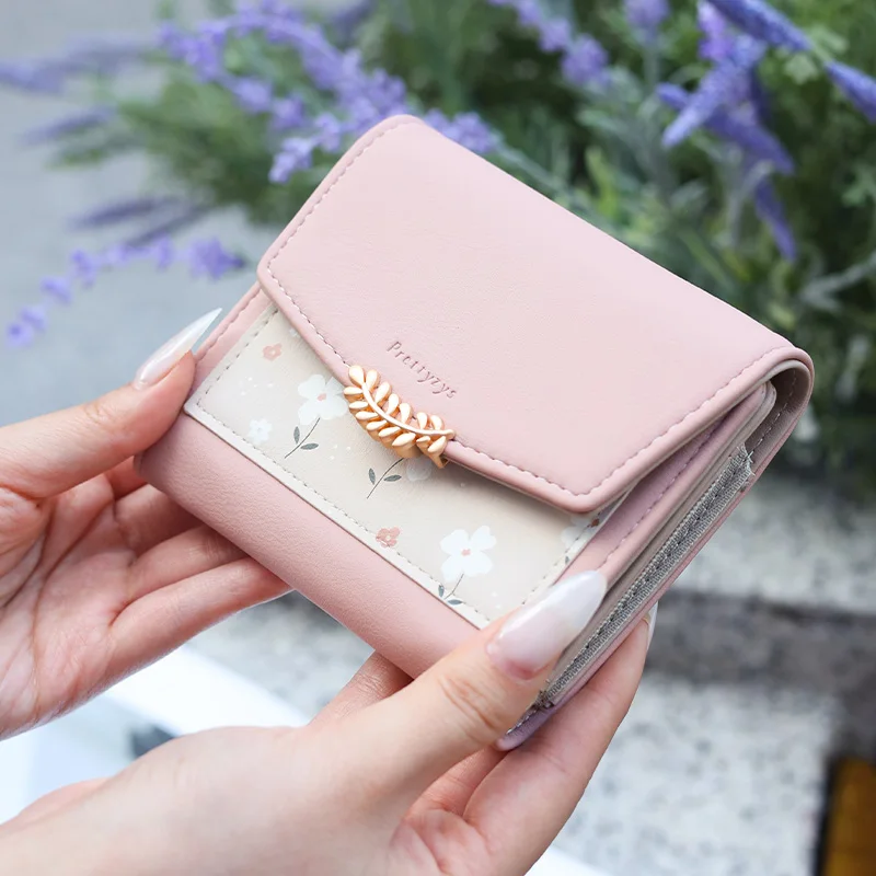 

Женский кошелек с цветочным принтом, короткий кошелек тройного сложения, женский маленький кошелек для мелочи на молнии, Дамский кошелек, Женский кошелек из искусственной кожи с держателем для карт