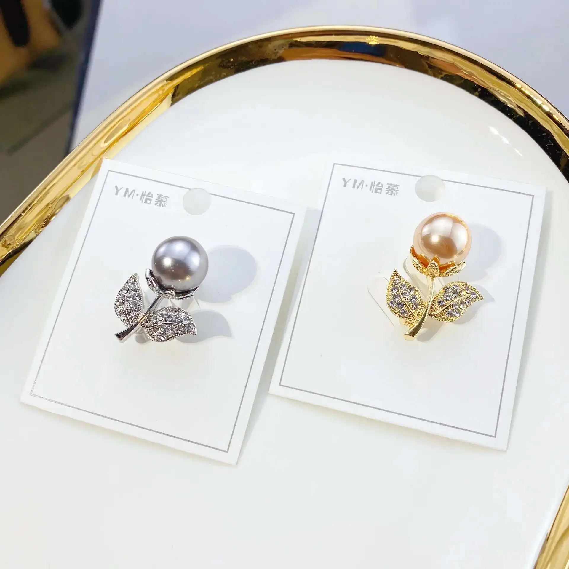 2024 Excellent Pearls Flower Brooches For Women Small Rhinestone Leaves Brooch Pin Shirt Coat Buckles Jewelry Accessories