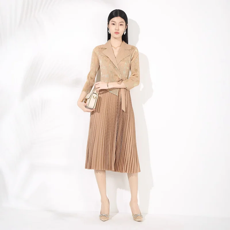 Miyake moda trendy primavera elegante retrò abito dimagrante e dimagrante colletto stampato a caldo abito a pieghe con ciondolo grande [ 20252081