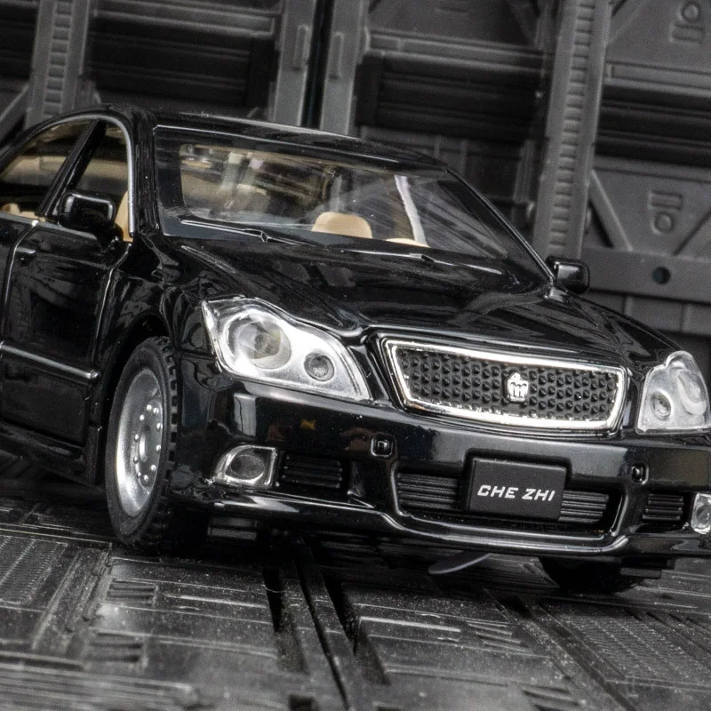 

1:32 модель автомобиля из сплава Toyota Crown 12-го поколения, украшение, двери и капот двигателя, багажник можно открыть, детский игрушечный автомобиль в подарок