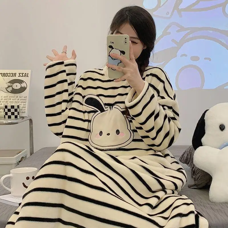 

Женская фланелевая ночная рубашка Sanrio Pochacco, осенне-зимняя, новая, утолщенная, плюшевая, теплая, для студентов, домашняя одежда для отдыха и сна