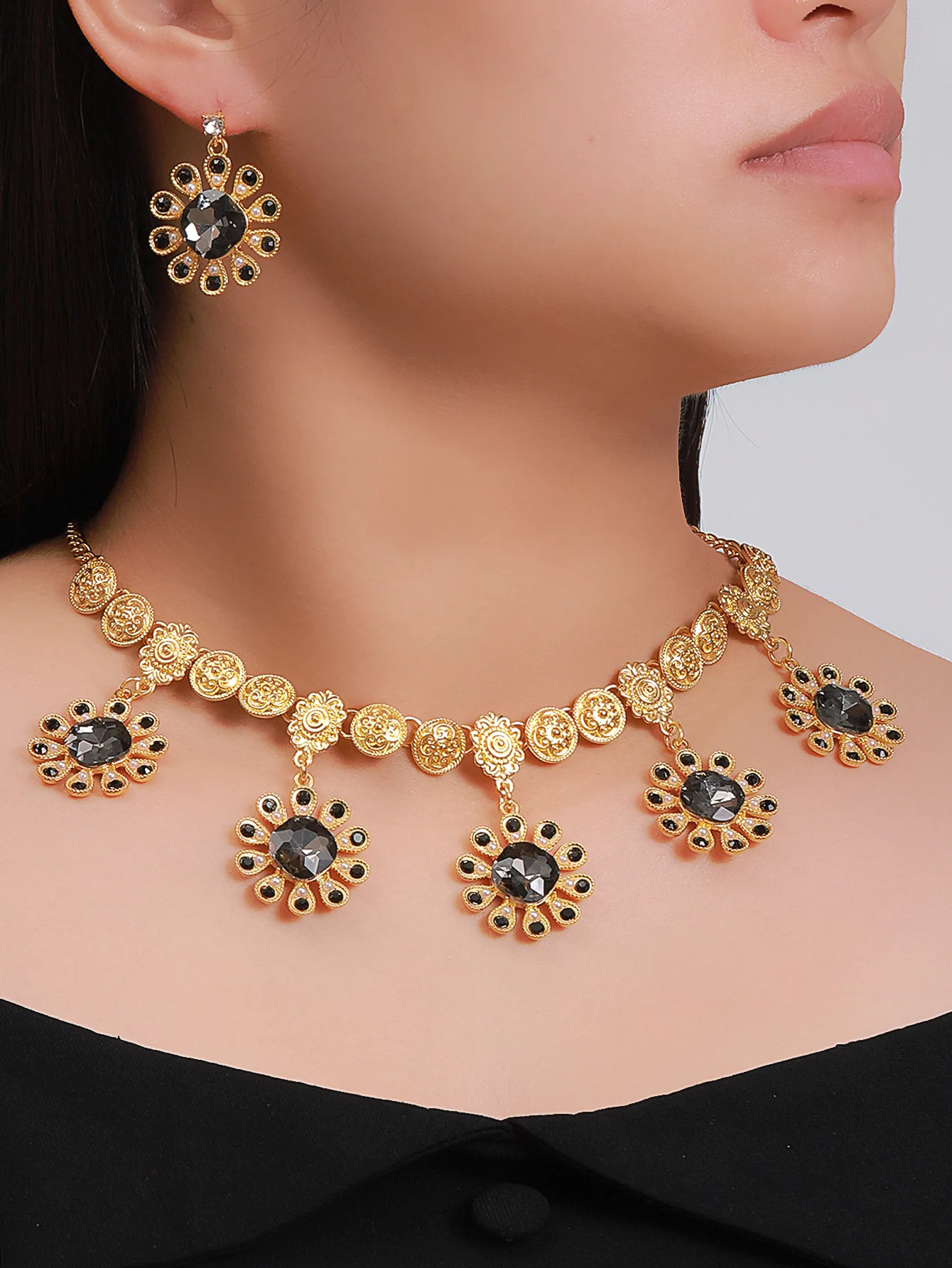 

Middle Eastern Vintage Clavicle Necklace Earrings Set Indian Glass Gemstone Pendant Ornament necklace