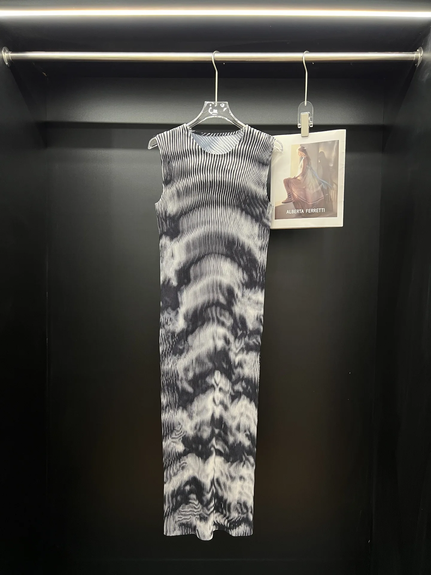 فستان مياكي بنمط مموج مطوي لصيف 2025 فستان داخلي جديد بدون أكمام بمزاج لطيف