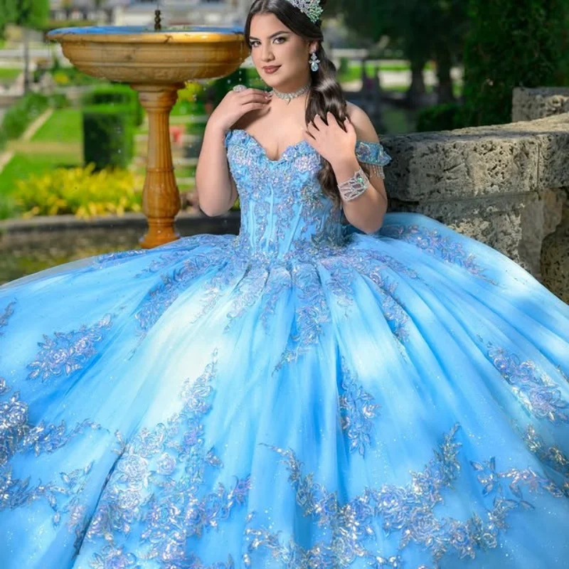 

Блестящие небесно-голубые платья Quinceanera по индивидуальному заказу с открытыми плечами и аппликацией из кристаллов и блесток, длинный хвост, тюлевое платье 15, Quinceanera