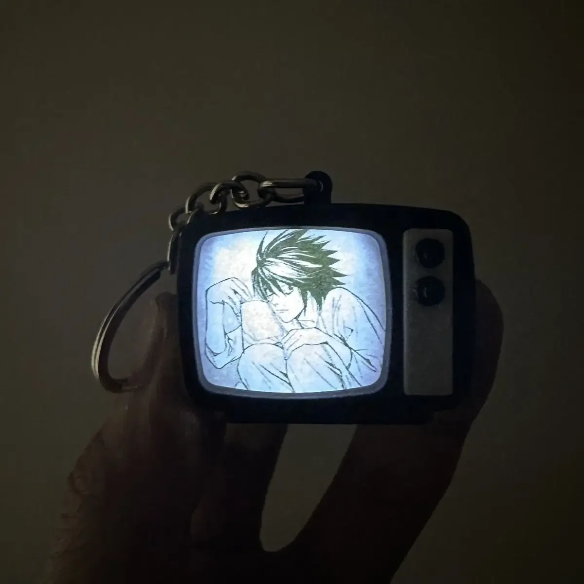 Death Note L Leuchtender Sound-Mini-TV-Schlüsselanhänger Anime Leuchtender Rucksack-Anhänger Kreatives Fan-Geschenk – Detail 5
