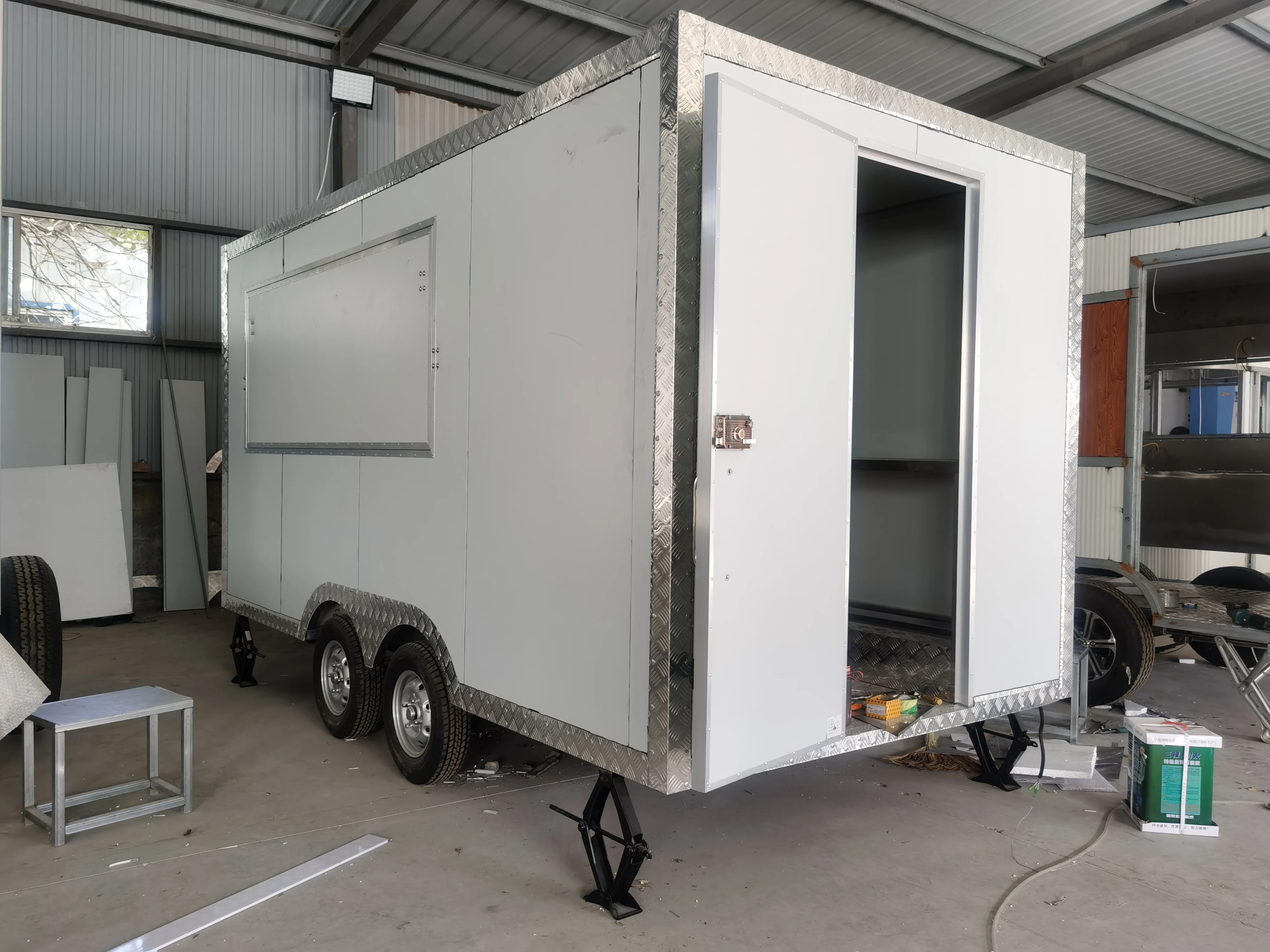 สีขาวสีรถเข็นอาหารมือถือ Street รถบรรทุกขนมสําหรับ Soft Ice Cream Machine Shop รถพ่วงสามารถปรับแต่ง Cooling เครื่องดื่มอุปกรณ์