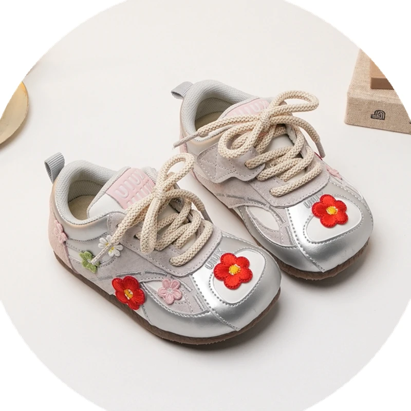 

2025 New Kids Girls Sneakers With Cute Flowers Silver Fashion Sports Shoes For Toddler Women Baby Female Soft Sole Walkers Out