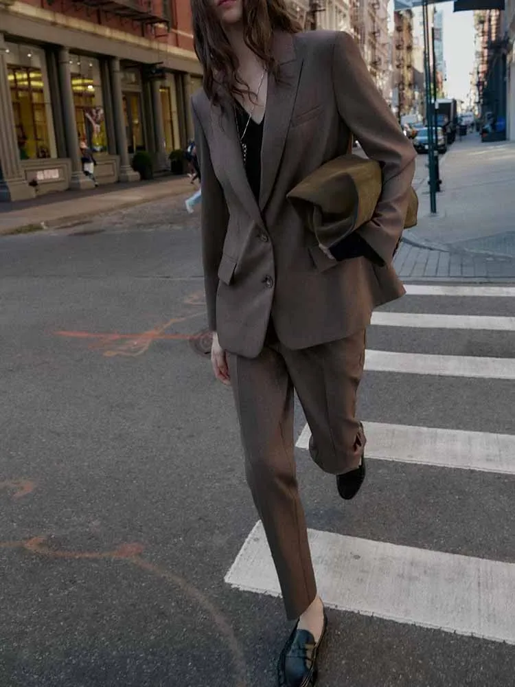 

Осенние новые поступления в европейском и американском стиле, модные и модные простые женские пиджаки с лацканами и длинными рукавами с разрезом сзади