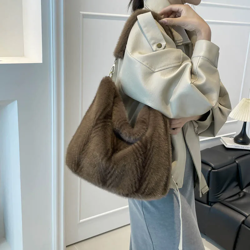 

Autumn and winter trendy plush women's bag, large-capacity tote, versatile city commuter shoulder bag