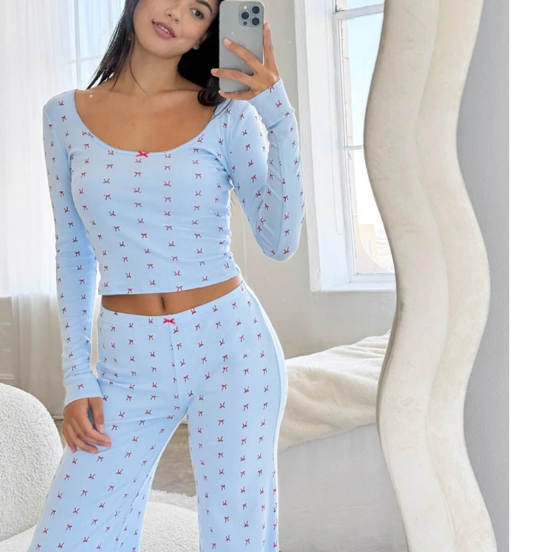 

Комплект из двух частей: длинные брюки с длинными рукавами и цветочным принтом с бантом для домашней одежды.