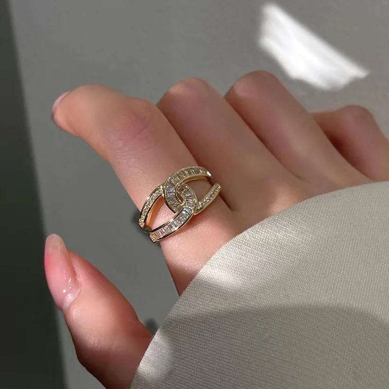 Новое модное, модное и индивидуалистичное индексное кольцо для женщин с роскошными сверкающими бриллиантами.