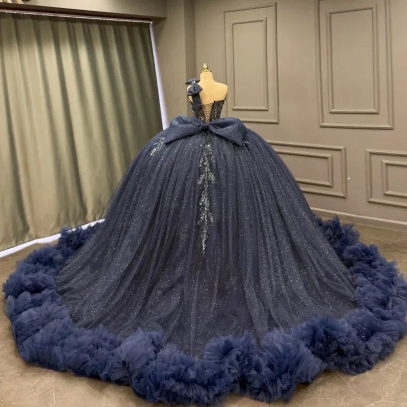 Vestido para quinceañeras azul oscuro brillante con hombros descubiertos, calcomanía con purpurina, capas De encaje, lazo De cola larga, Vestidos De 15 para quinceañeras ﻿ Personaliza