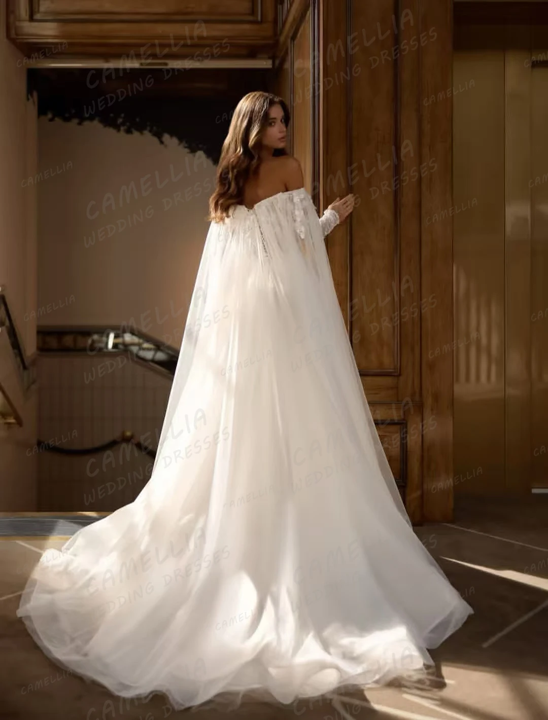 ชุดแต่งงานแบบเรียบง่ายประดับลูกไม้ แขนยาวเปิดไหล่ พร้อมผ้าคลุมไหล่ ชุดเจ้าสาวแบบผ่าข้าง  สามารถสั่งตัดได้