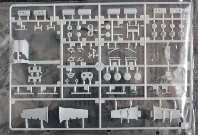 HobbyBoss-87220 Brinquedo modelo de montagem de plástico, russo KMi-24V, ataque armado, helicóptero lutador, presente militar, kit de construção, 1, 72