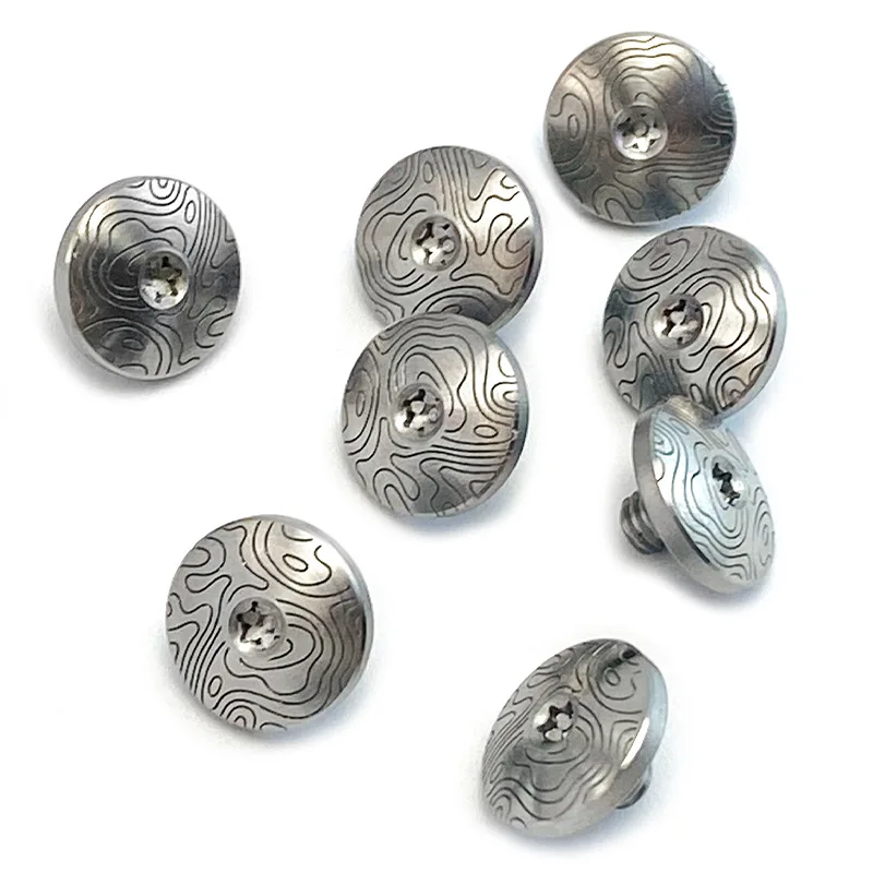 

12 комплектов/лот, подходит для отверстий 5 мм, рукоятки ножей с дамасским узором, изготовленные на ЧПУ, винты M4 из нержавеющей стали, парные фиксирующие заклепки, шпиндели, болты-гвозди