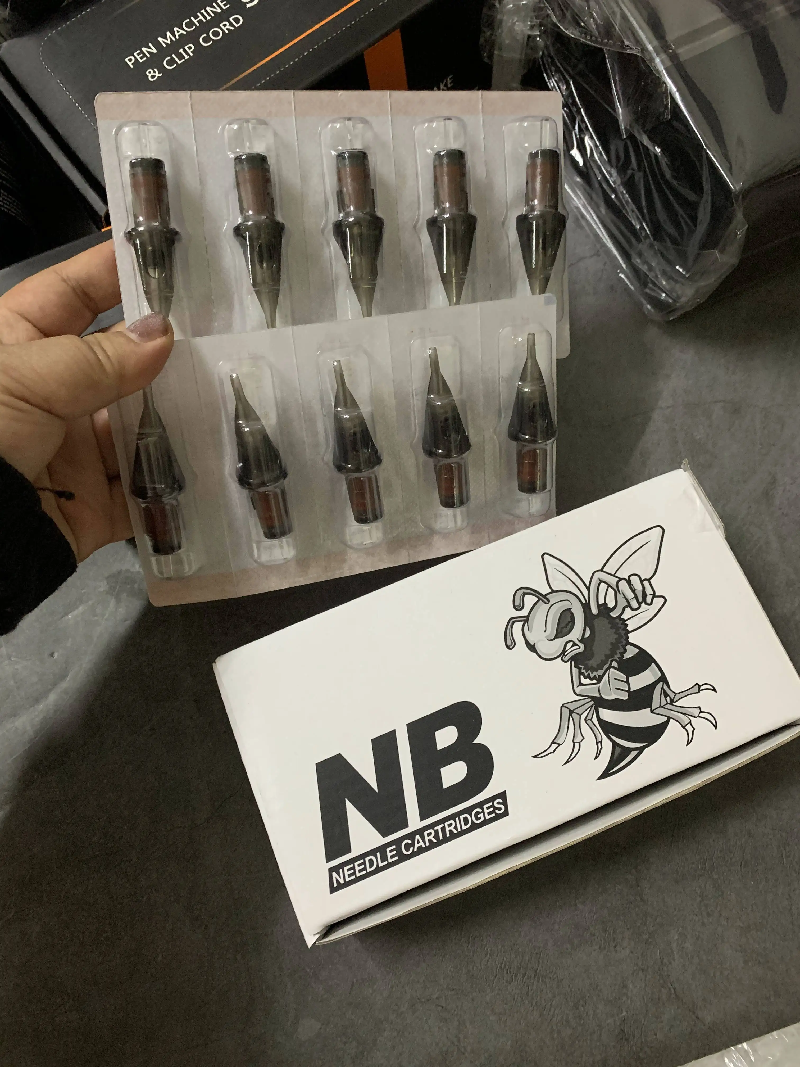 HQ 20 قطعة/صندوق خرطوشة الوشم الإبر 0.3 مللي متر 0.35 مللي متر المتاح NB إبرة معقمة مع غشاء بطانة مستديرة لخراطيش تات #2