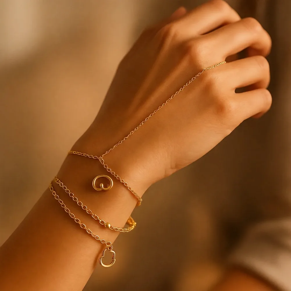 

Изящный позолоченный браслет-цепочка с звеньями в виде скрепок и набор колец для женщин
