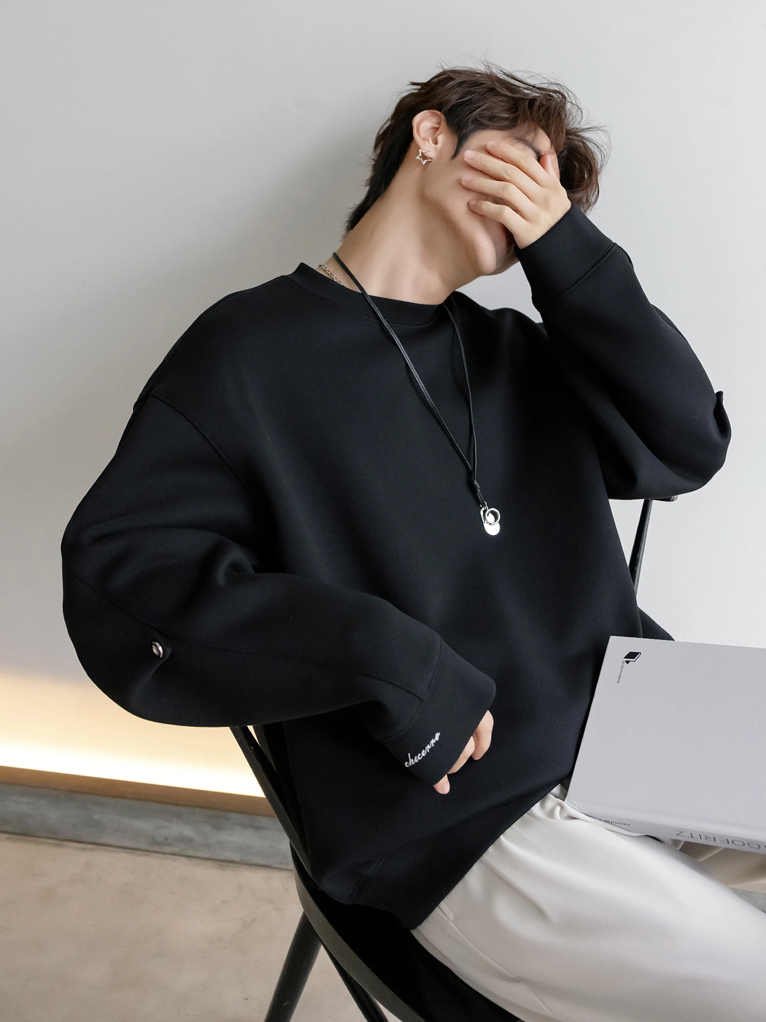 Men's 2025 Autumn New Metal Buckle Round Neck Sweatshirts Men's Trendy High-end Tops Men's Long Sleeve Solid Color Sweatshirts