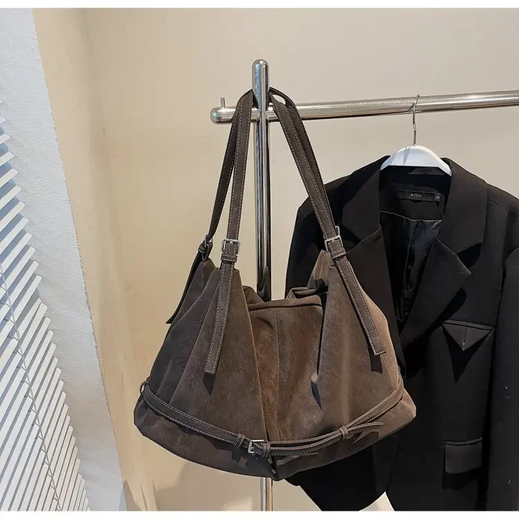 CEEKAY Damen Hobo-Tasche, dunkelbraun, Wildleder-Textur, große Schulterhandtasche, seitliches Schnallendetail, Reißverschluss, für den täglichen Pendelverkehr, lässig – Detail 26
