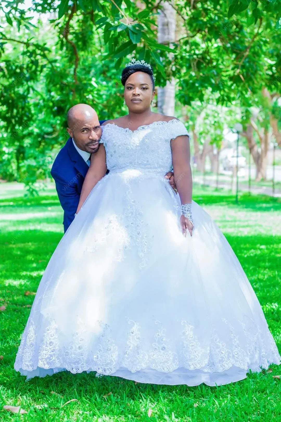 Maßgeschneiderte modische schulterfreie Brautkleider mit Herzausschnitt und Hofschleppe, Spitzenroben de Soirée, Ballkleid-Brautkleider