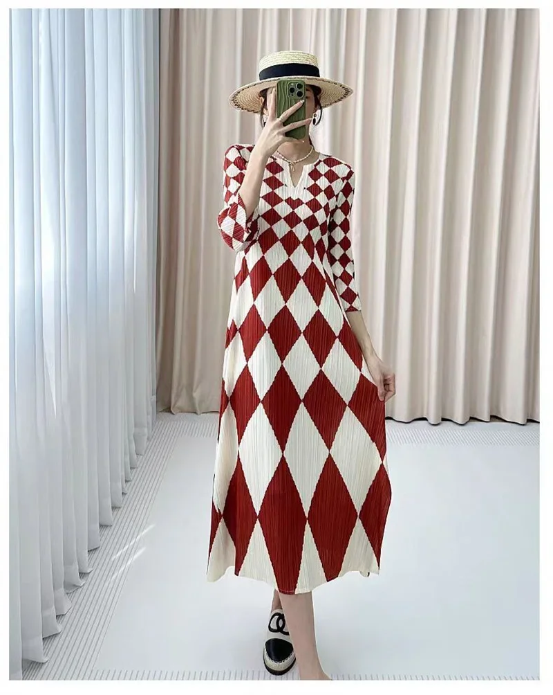

Elegant Party Dresses Woman Fashion Pleated Loose V-neck Female Autumn new Diamond Printed High-end Pleated Cropped Sleeve Dress