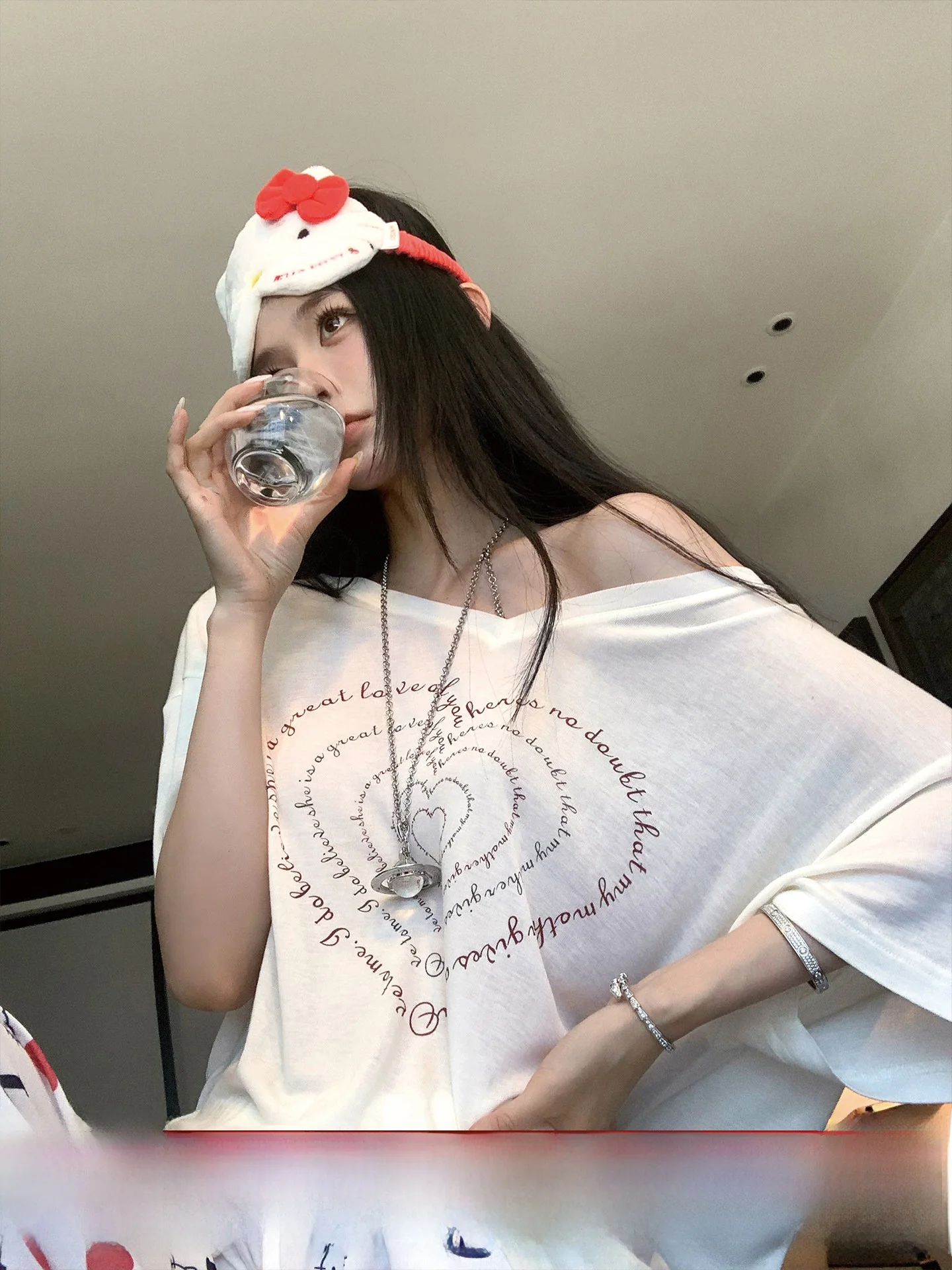 

Женская свободная футболка Okaaay Lazy Self-Acceptance с V-образным вырезом, асимметричным плечом, принтом в виде сердца, белая, с коротким рукавом, для похудения