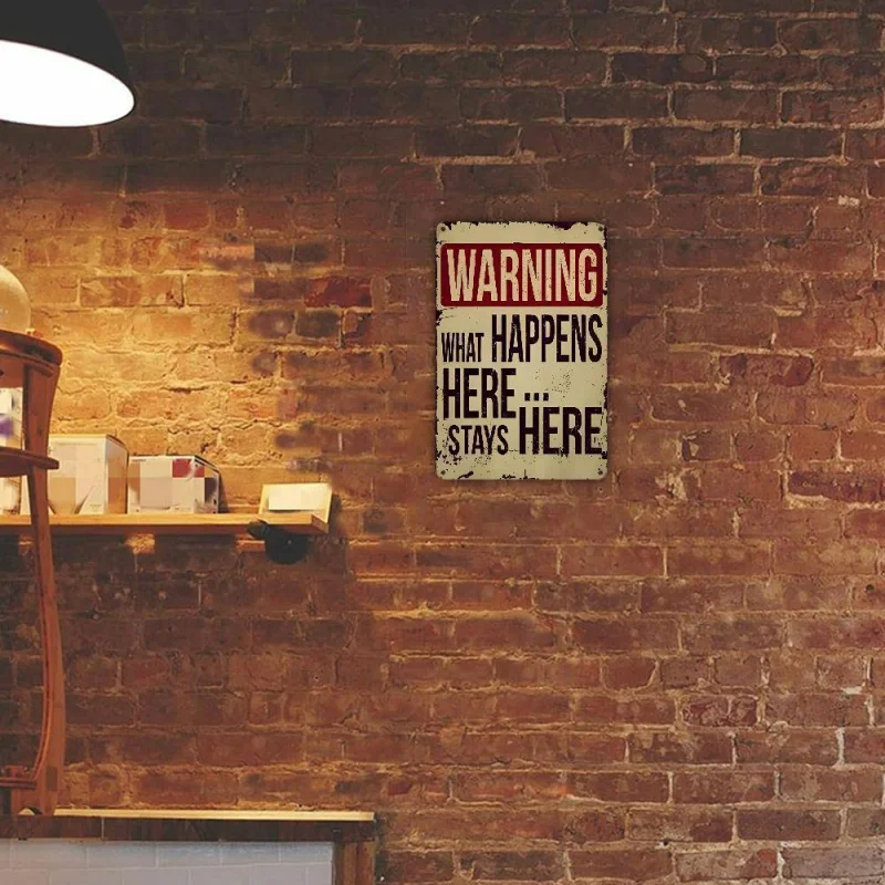قطعة واحدة من لافتة الحائط المعدنية الريفية - "ماذا يحدث هنا يبقى هنا" ديكور عتيق مع لمسة نهائية متعثرة، 8 × 12 بوصة #6