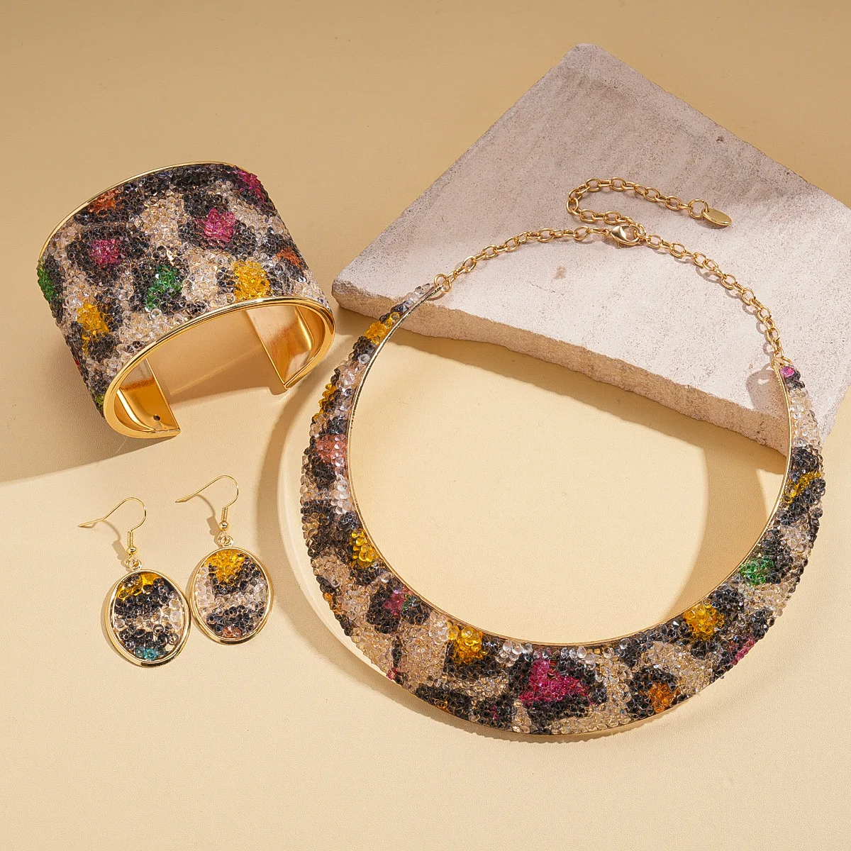 

4PCS Fashion Leopard Print Jewelry Set Sexy Bib Necklace & Dangle Earrings Vintage Elegant Gemstone Design Cuff Bangles