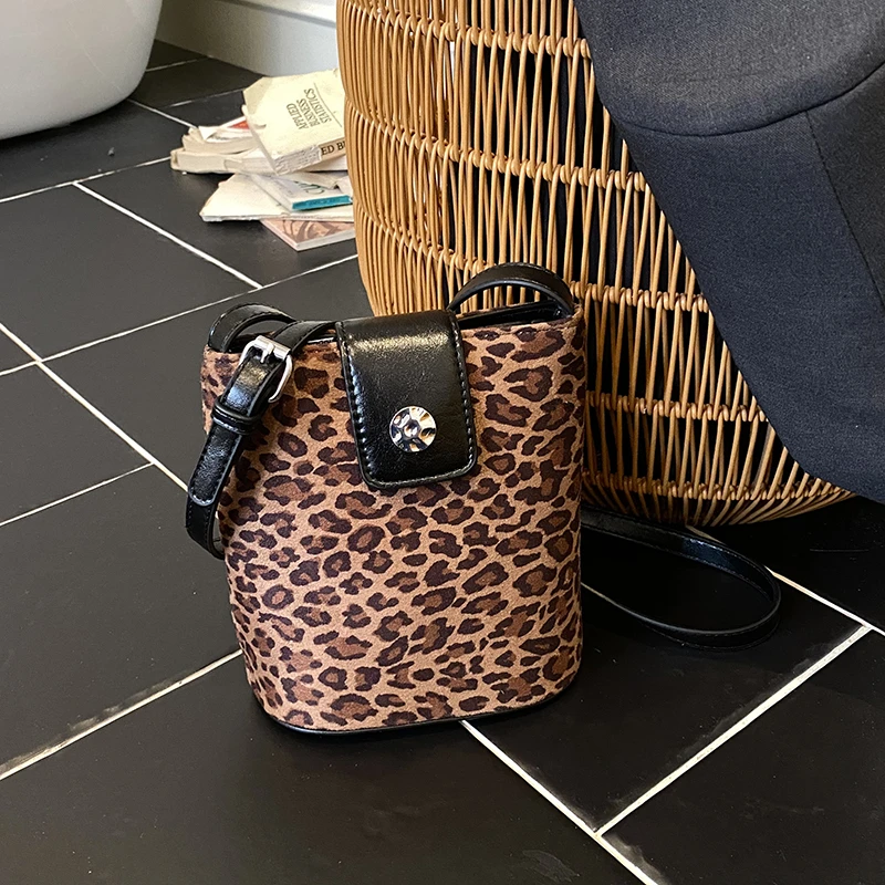 

2025 модные зимние новые маленькие квадратные сумки на плечо из искусственной замши, однотонные универсальные изысканные сумки через плечо на молнии и застежке для женщин