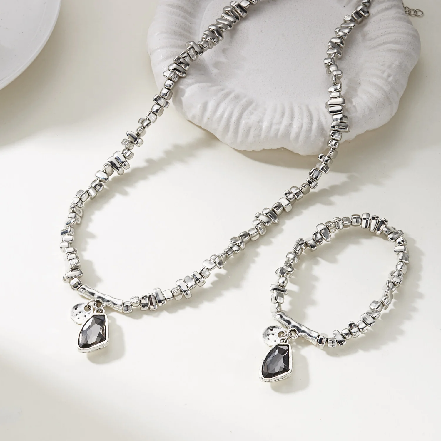Minimalistisches, unregelmäßiges Strass-Halsketten- und Armband-Set für Frauen, moderne silberfarbene Acryl-Halskette, Freundschaftsschmuck, Geschenk – Detail 5