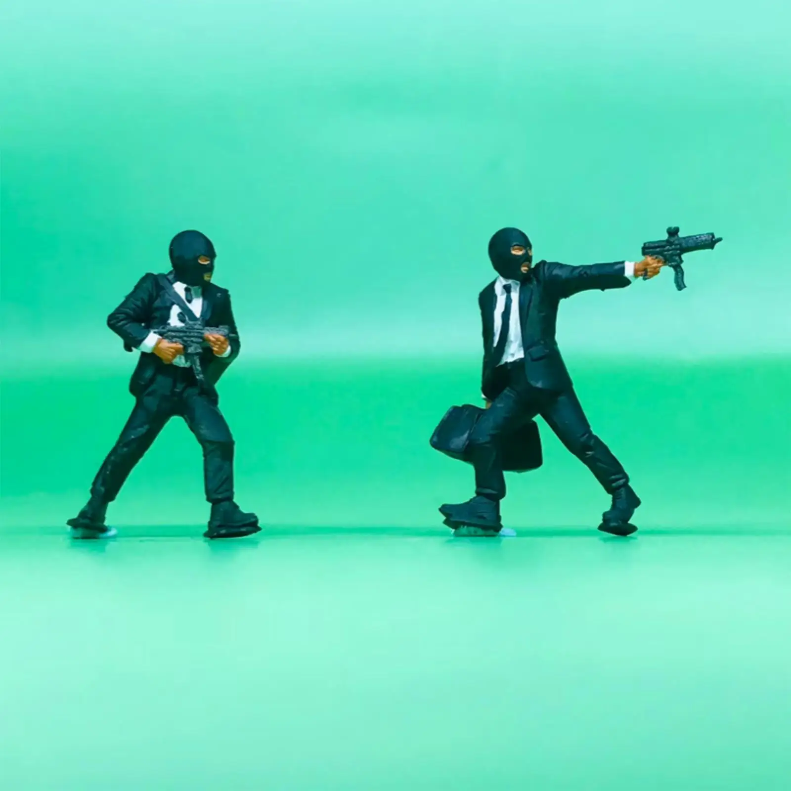 4Pcs 1/64 Suit Robber Miniature Figures Small Miniature Scene Models for Games Hobby Dollhouse Accessories Micro Landscape Decor