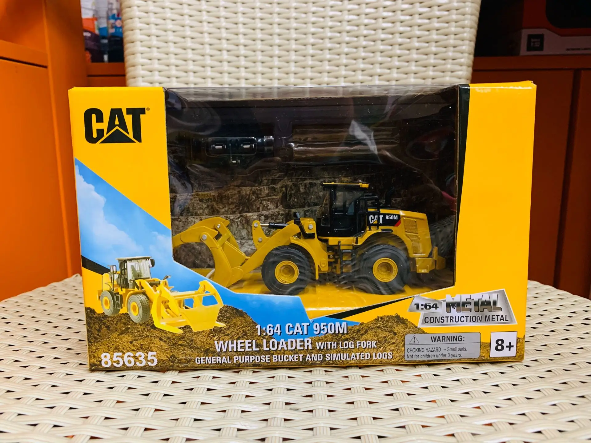 950M WHEEL LOADER LOG FORK & BUCKET 1/64 DIECAST MASTERS 85635