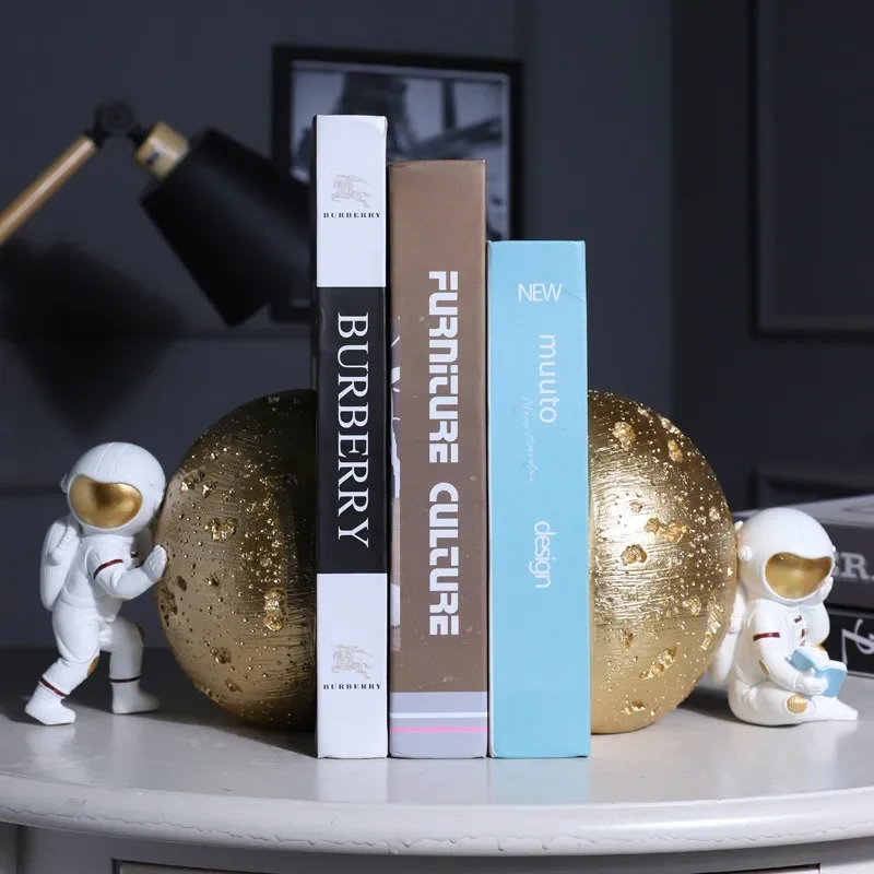 Unique European Style Book Stand with Astronaut Figurine for Office Desk Accessories