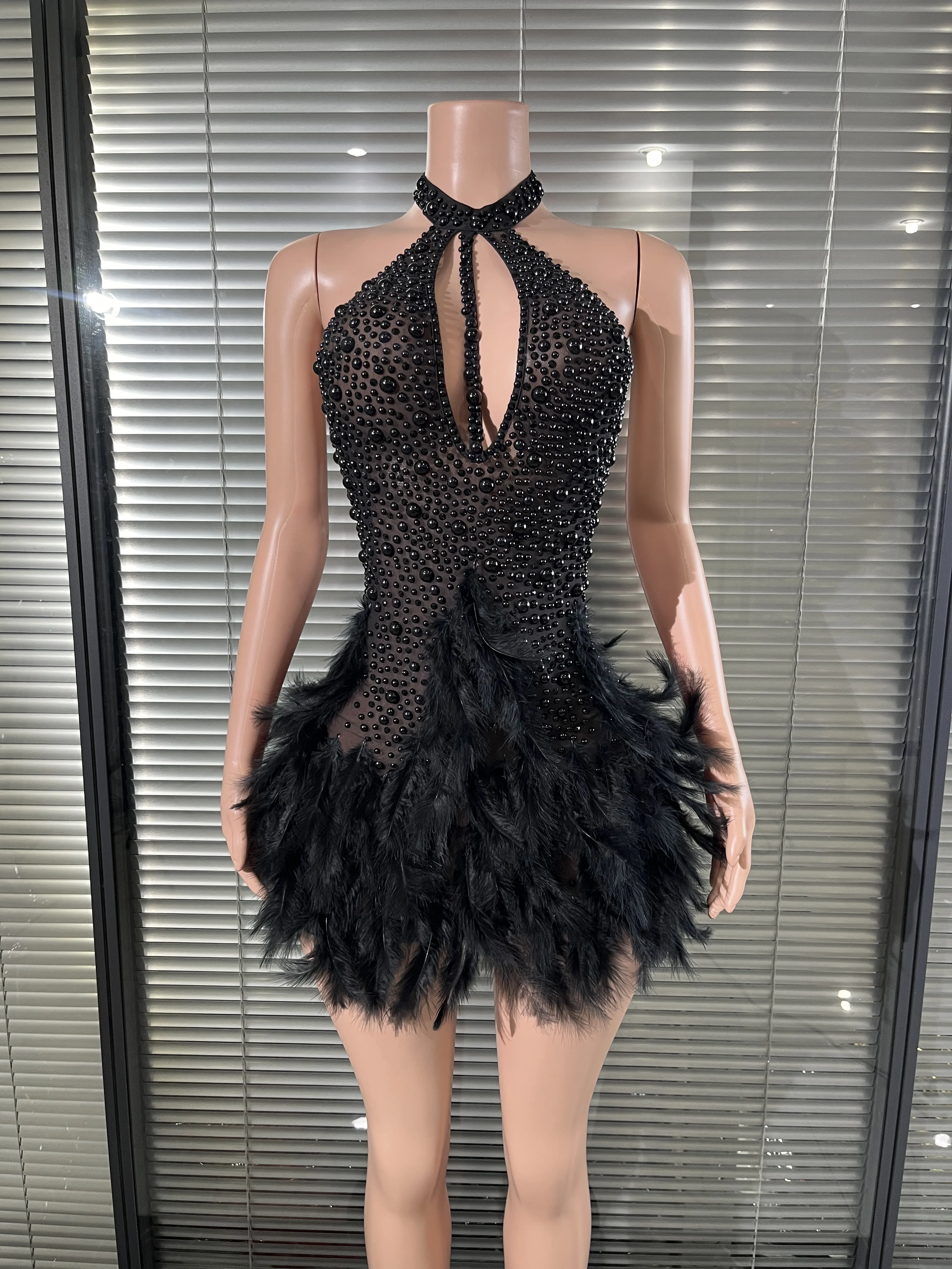 Mini abito aderente sexy glamour con scollo all'americana e spalle scoperte che borda l'abito da sera per feste in discoteca